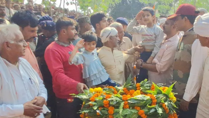 Muzaffarnagar News: नम आंखाें से पिता को अंतिम सैल्यूट करते बच्चे।