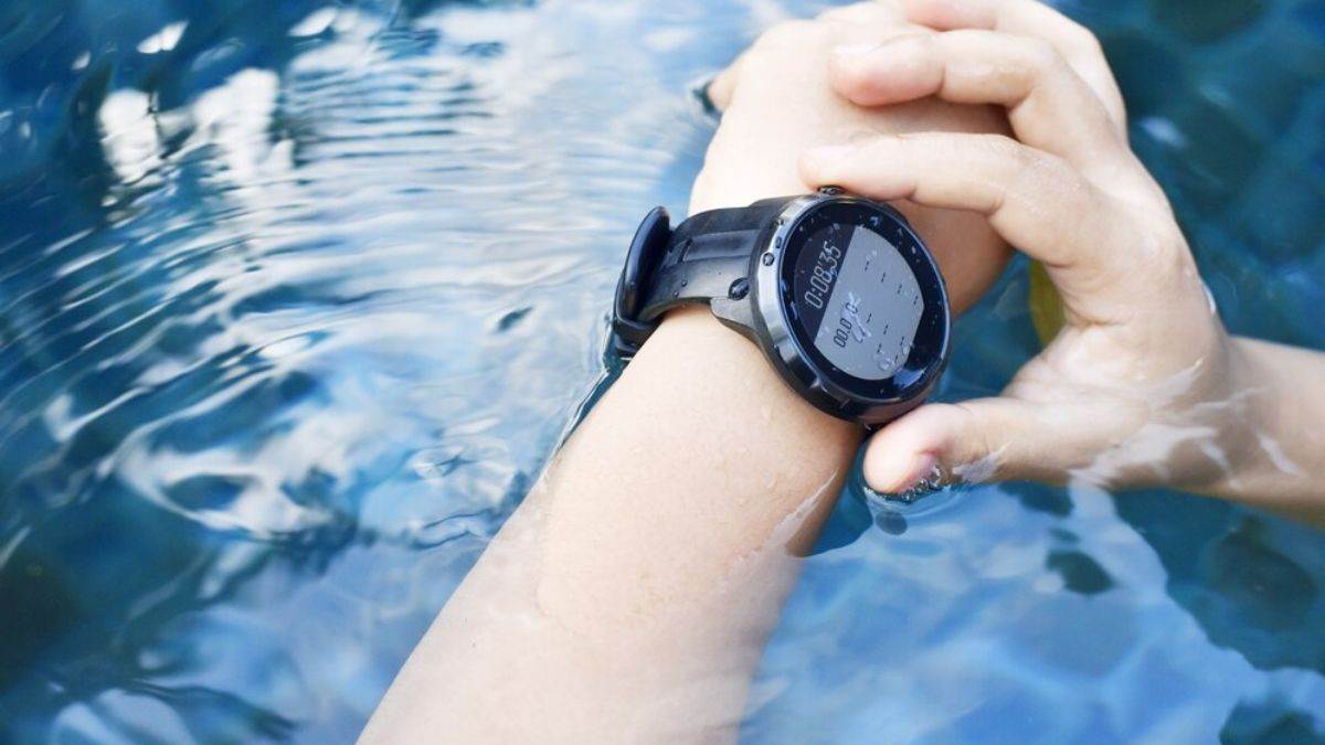 https://www.jagranimages.com/images/newimg/05112024/05_11_2024-waterproof_smartwatch_for_swimming_23826250_18154246.jpg