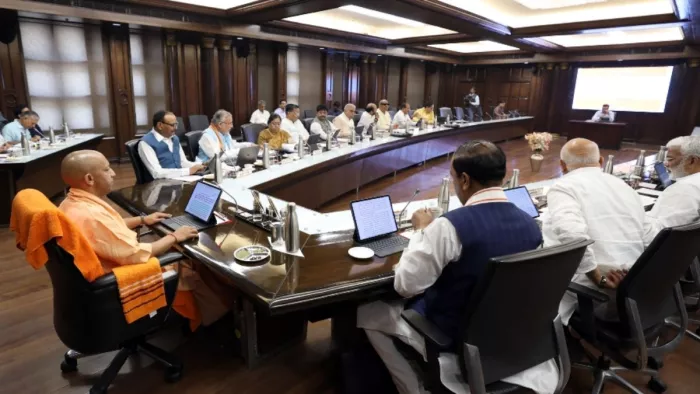 लोकभवन में कैबिनेट की बैठक को संबोधित करते मुख्यमंत्री योगी आदित्यनाथ। फोटो: सूचना विभाग