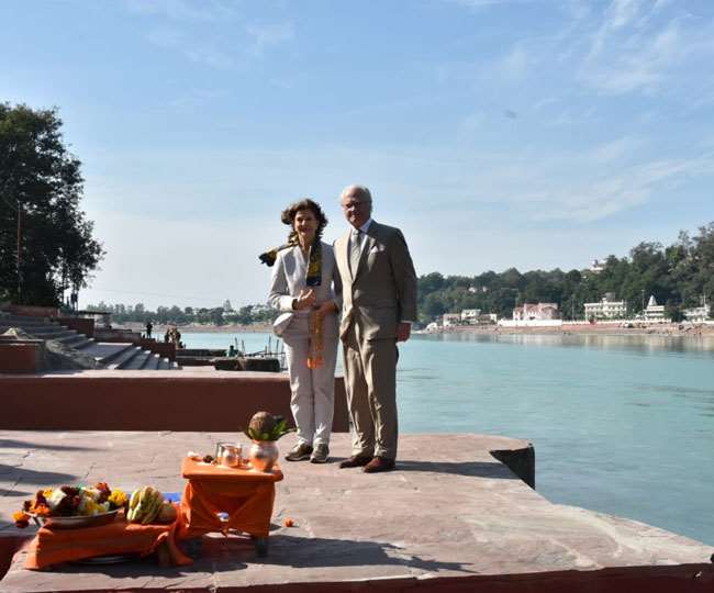 स्वीडन नरेश कार्ल गुस्ताफ और रानी सिल्विया रिनेट पहुंचे ऋषिकेश, गंगा घाट पर की पूजा अर्चना