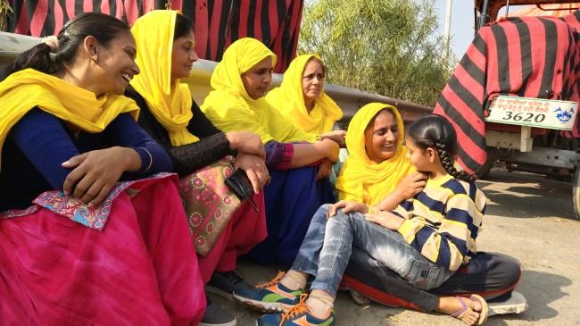 Farmers guarding the women involved in the movement every two hours shift - Haryana Bahadurgarh Common Man Issues News