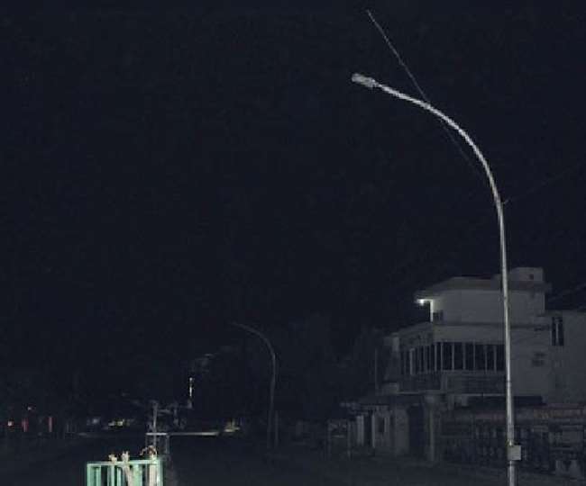 स्ट्रीट लाइटें खराब होने से अंधेरे में शहर, अधिकारी ठेकेदार पर मेहरबान