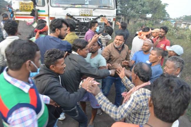 बस्ताकोला में ट्रक में कोयला लोडिग को लेकर सिंह मेंशन व रघुकुल के समर्थक भिड़े