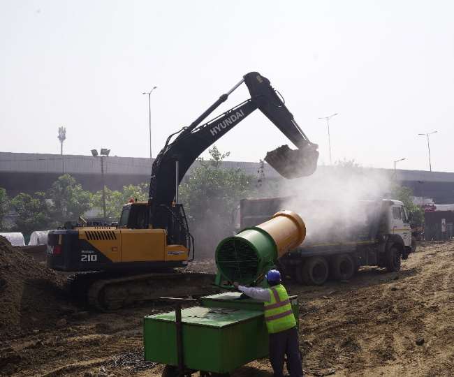 प्रदूषण से बचाव के लिए एंटी स्माग गन का इस्तेमाल करती दिल्ली मेट्रो।