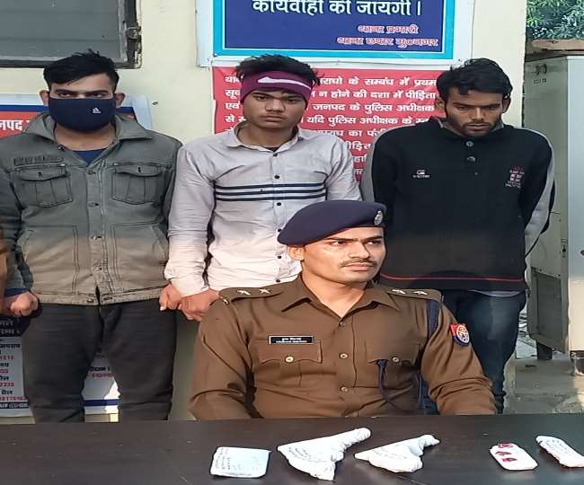 मुजफ्फरनगर के थाना छपार में आयोजित प्रेसवार्ता में जानकारी देते एएसपी व गिरफ्तार आरोपित।