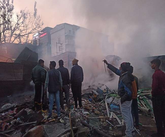 रुद्रपुर में स्क्रैप, किराना और कैंटीन की आठ दुकानों में लगी आग, लाखों का नुकसान