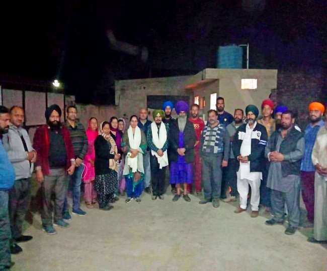 दयालपुर में गांव वासियों के साथ बीडीपीओ सेवा सिंह और सुखबीर कौर सेक्रेटरी जिला परिषद।