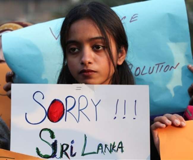 श्रीलंकाई नागरिक की हत्‍या के विरोध में लाहौर में प्रदर्शन करती एक लड़की (फोटो- रायटर)