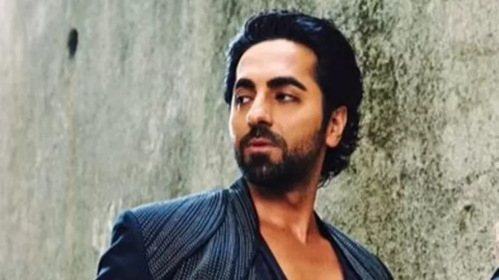An Action Hero: Ayushmann Khurrana fulfilled his promise sing a song with this street singer of Delhi.