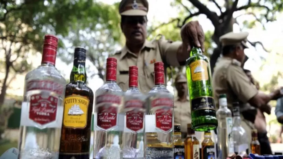 बिहार पुलिस को आए दिन शराब तस्करों से दो चार होना पड़ रहा है। (प्रतीकात्मक तस्वीर)