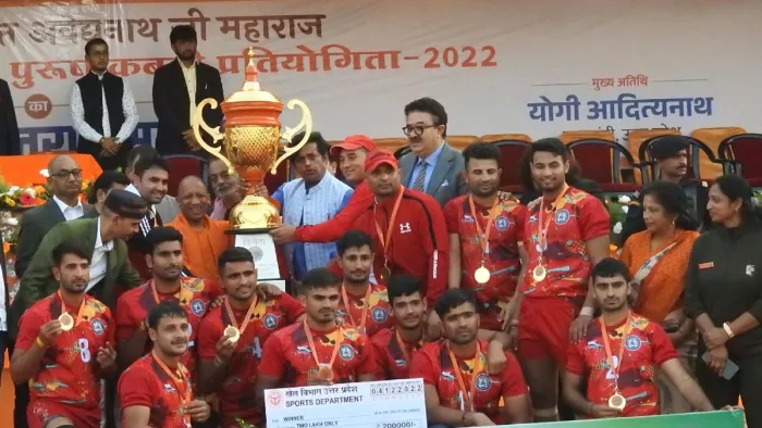 खिलाड़ियों के साथ सीएम योगी आदित्यनाथ व अन्य। -जागरण