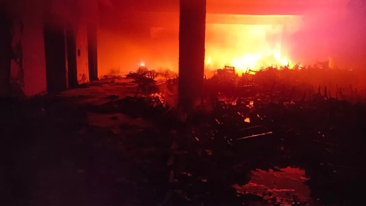 Delhi Fire: कड़कड़डूमा के एक होटल की तीसरी मंजिल में लगी भीषण आग