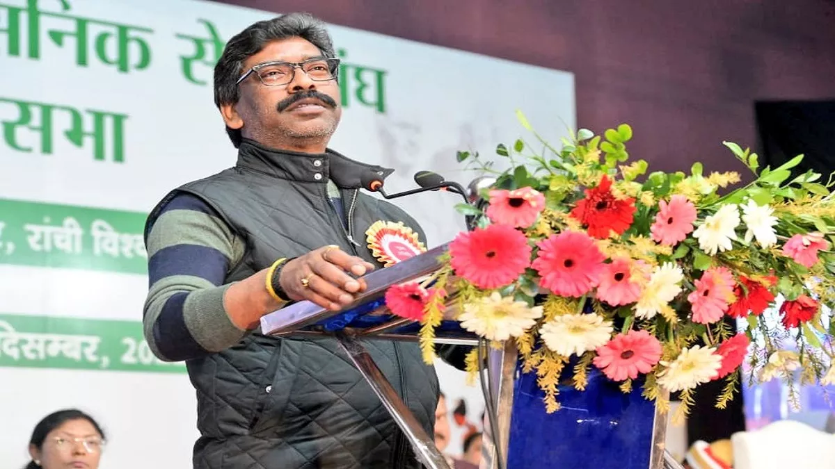 प्रशासनिक सेवा संघ के अधिवेशन में अधिकारियों से बात करते हुए सीएम