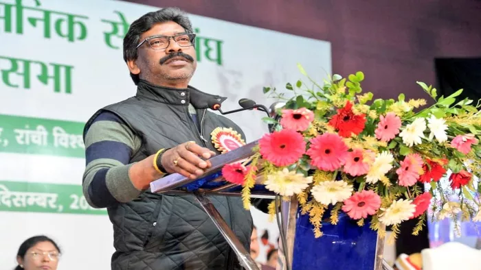 प्रशासनिक सेवा संघ के अधिवेशन में अधिकारियों से बात करते हुए सीएम