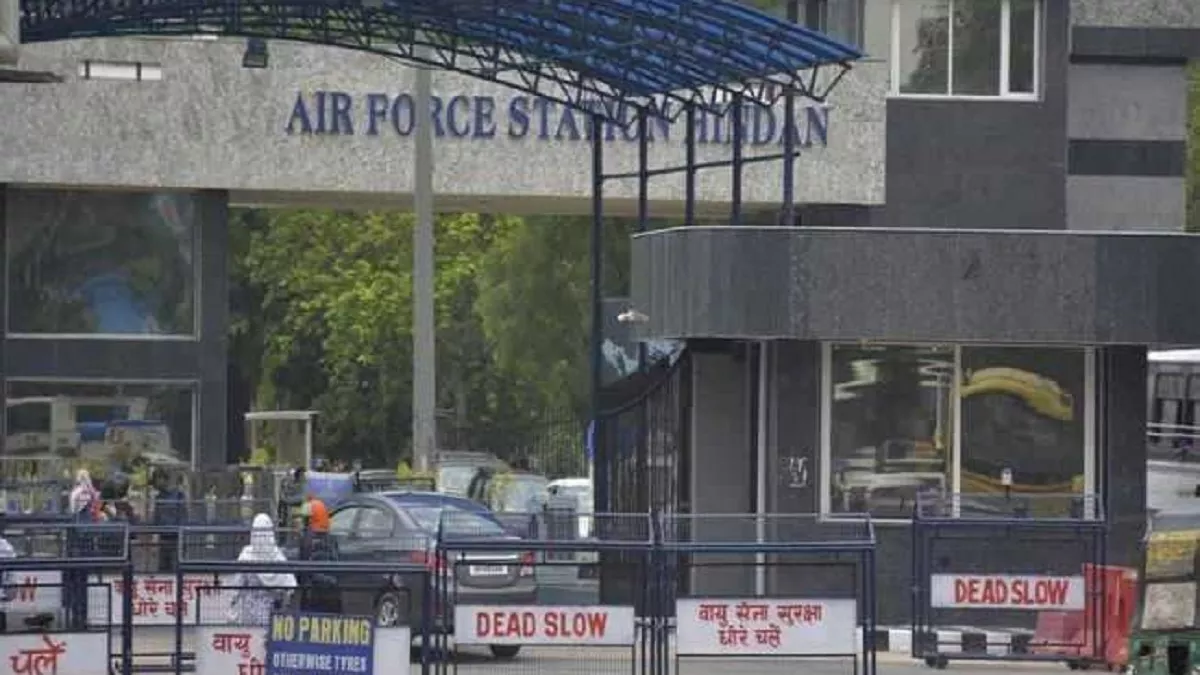 हिंडन एयरबेस में घुस रहे चार युवक पकड़े, नशे में सुरक्षाकर्मी पर कार चढ़ाने की कोशिश की
