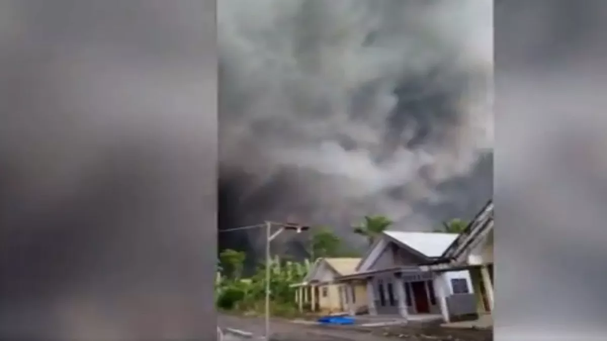 Indonesia: इंडोनेशिया के माउंट सेमेरू ज्वालामुखी में भयानक विस्फोट, चारों तरफ छाया धुआं ही धुआं