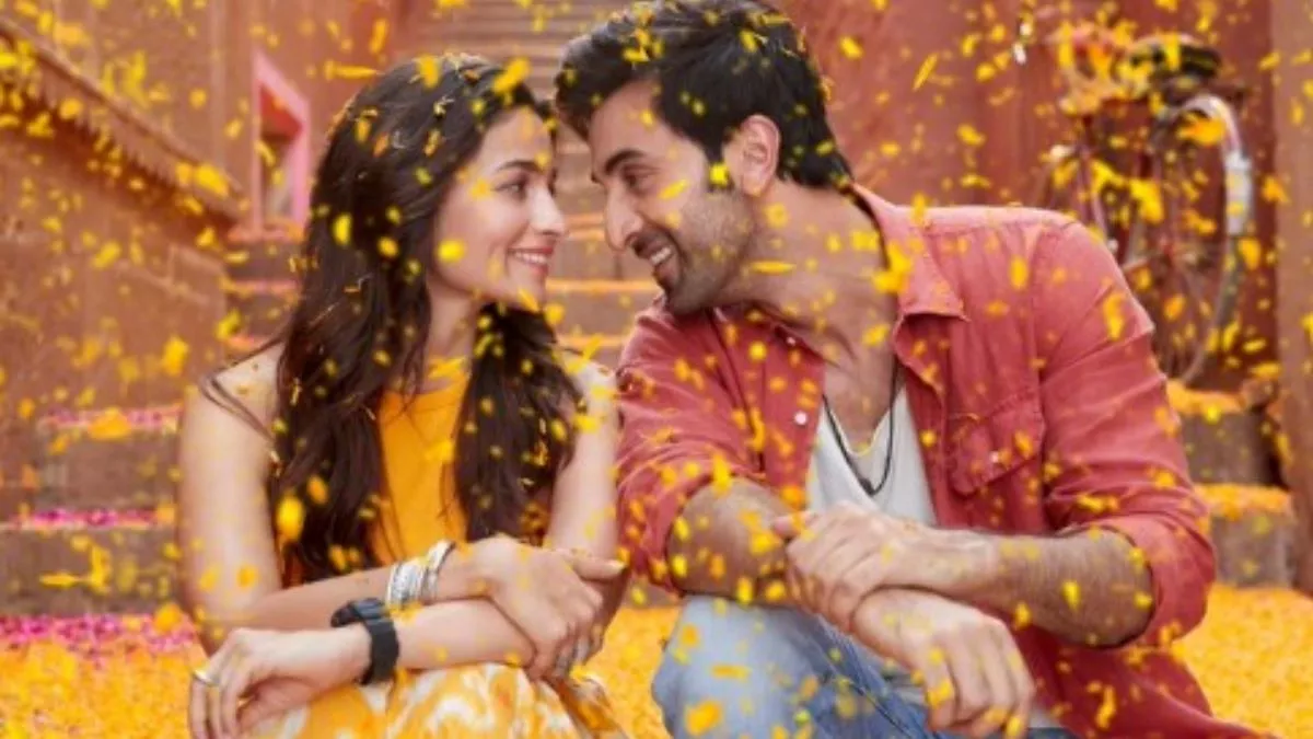 Still Image of Alia Bhatt and Ranbir Kapoor from Brahmastra