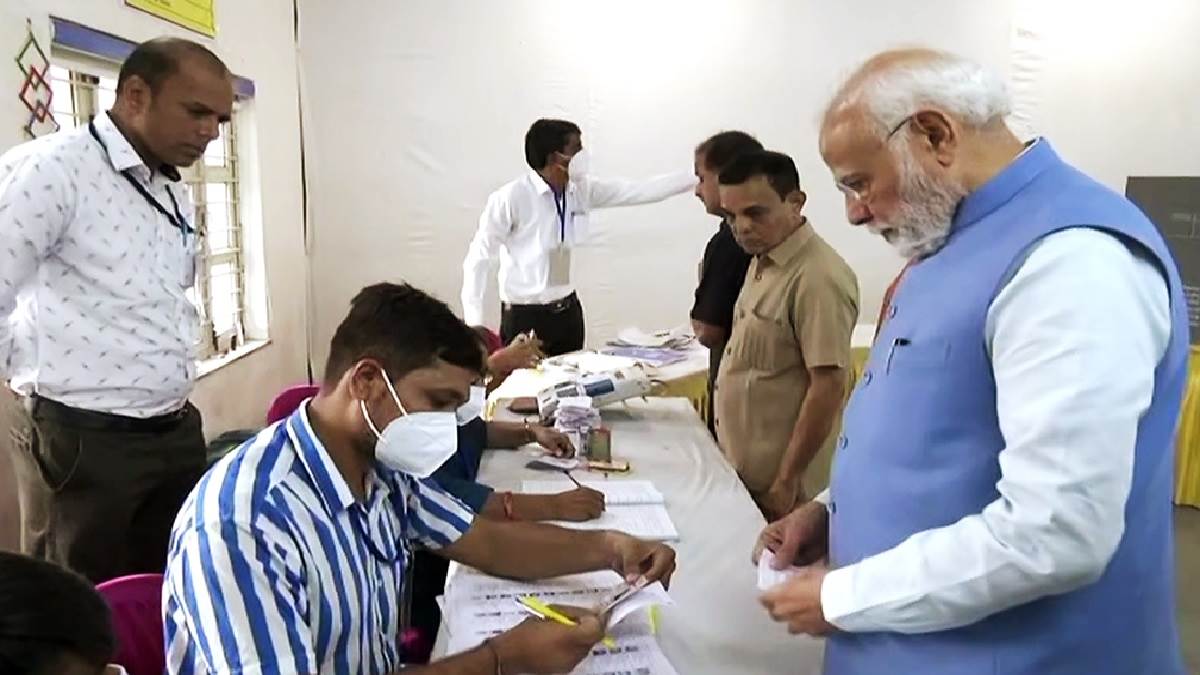 गुजरात में दूसरे चरण के चुनावों में करीब 60 प्रतिशत मतदान, पीएम मोदी और गृहमंत्री अमित शाह ने भी डाला वोट