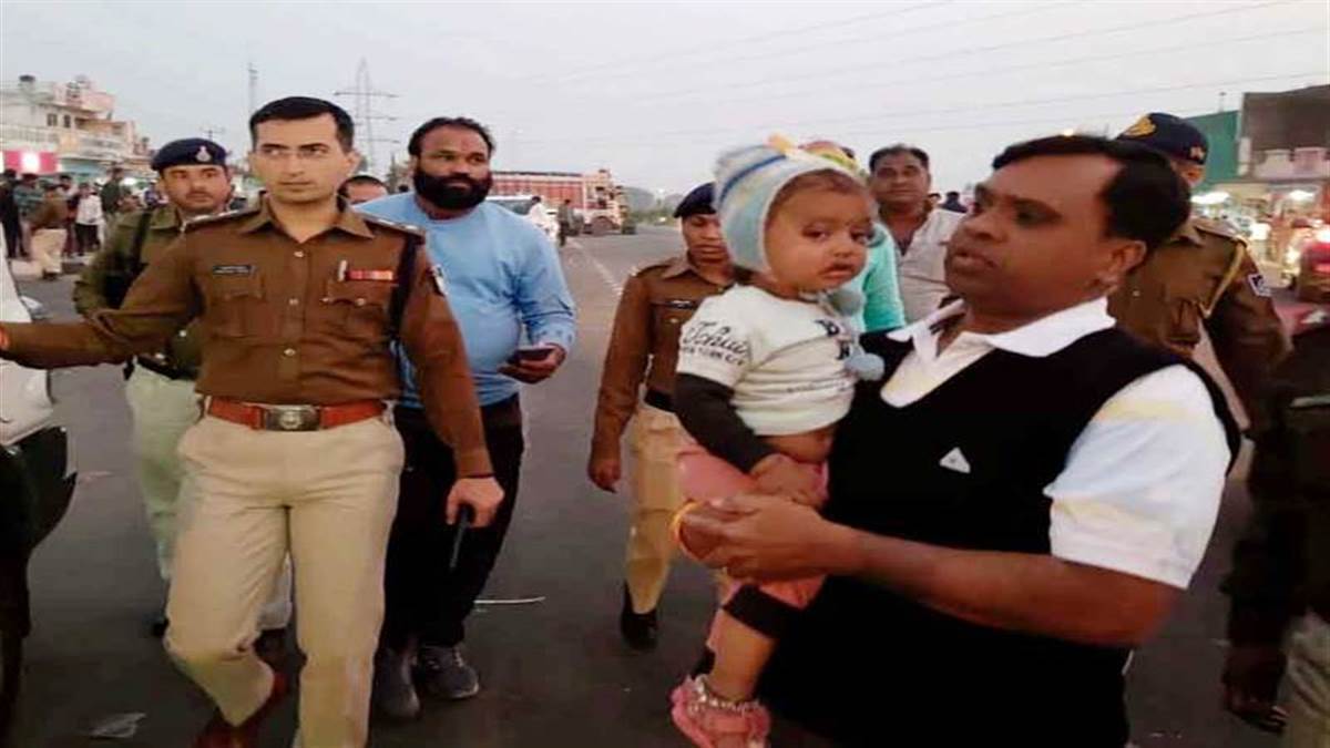 mp news ratlam road accident dead bodies scatterd on road