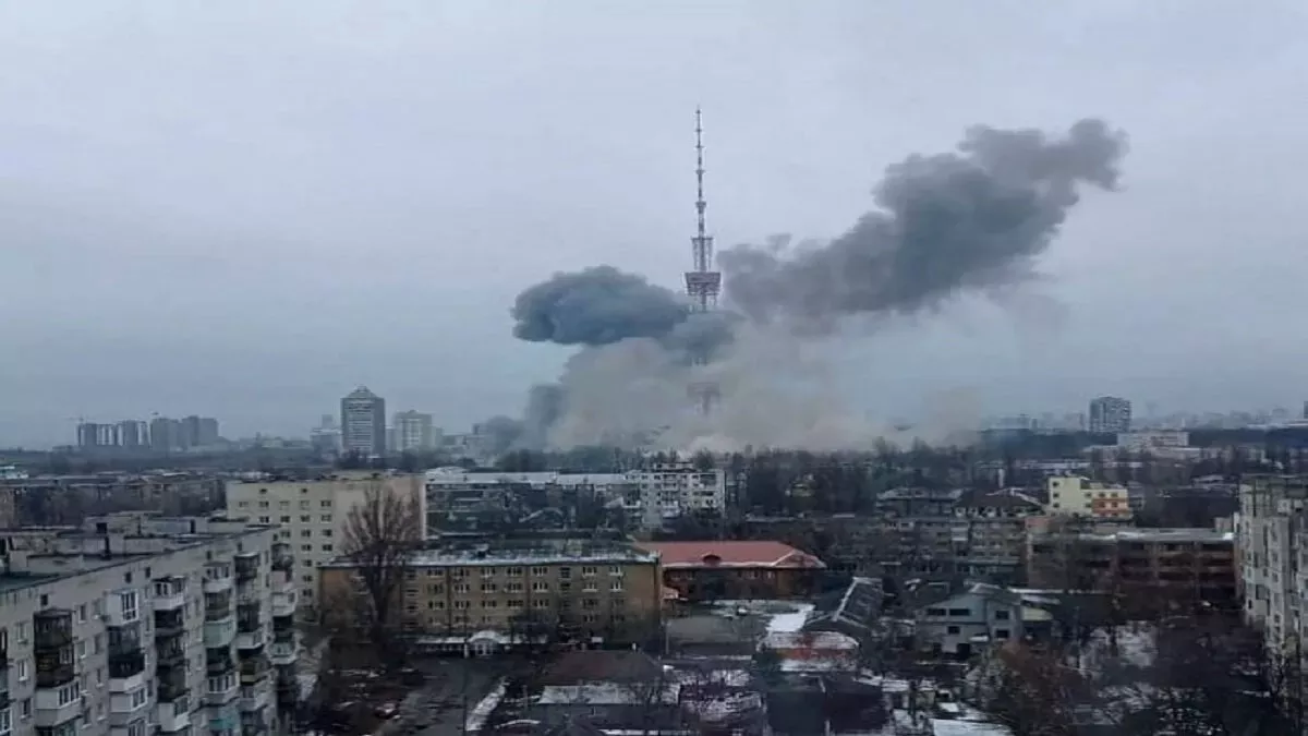 रूस के दो हवाई अड्डों पर यूक्रेनी ड्रोन ने हमले किए।
