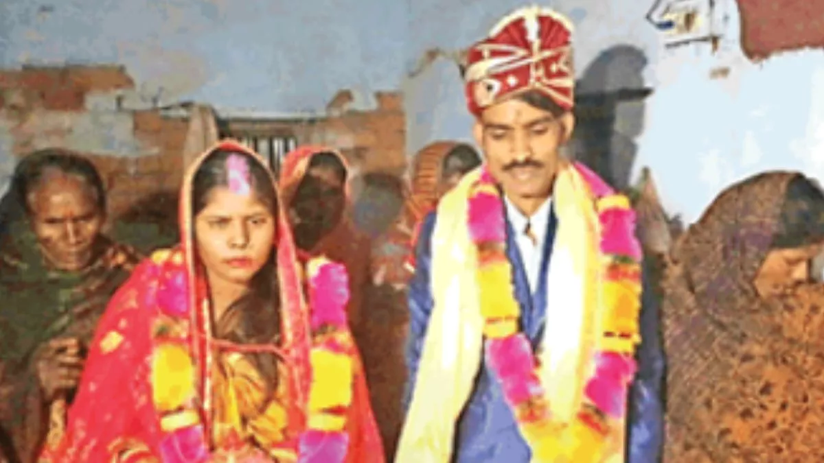 शादी के बाद पानापुर थाने में बैठे युवक व युवती l जागरण