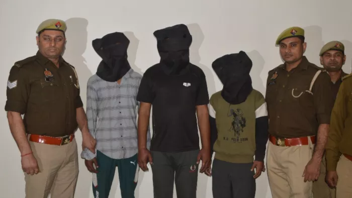 गाजियाबाद पुलिस द्वारा गिरफ्तार तीनों आरोपी। जागरण