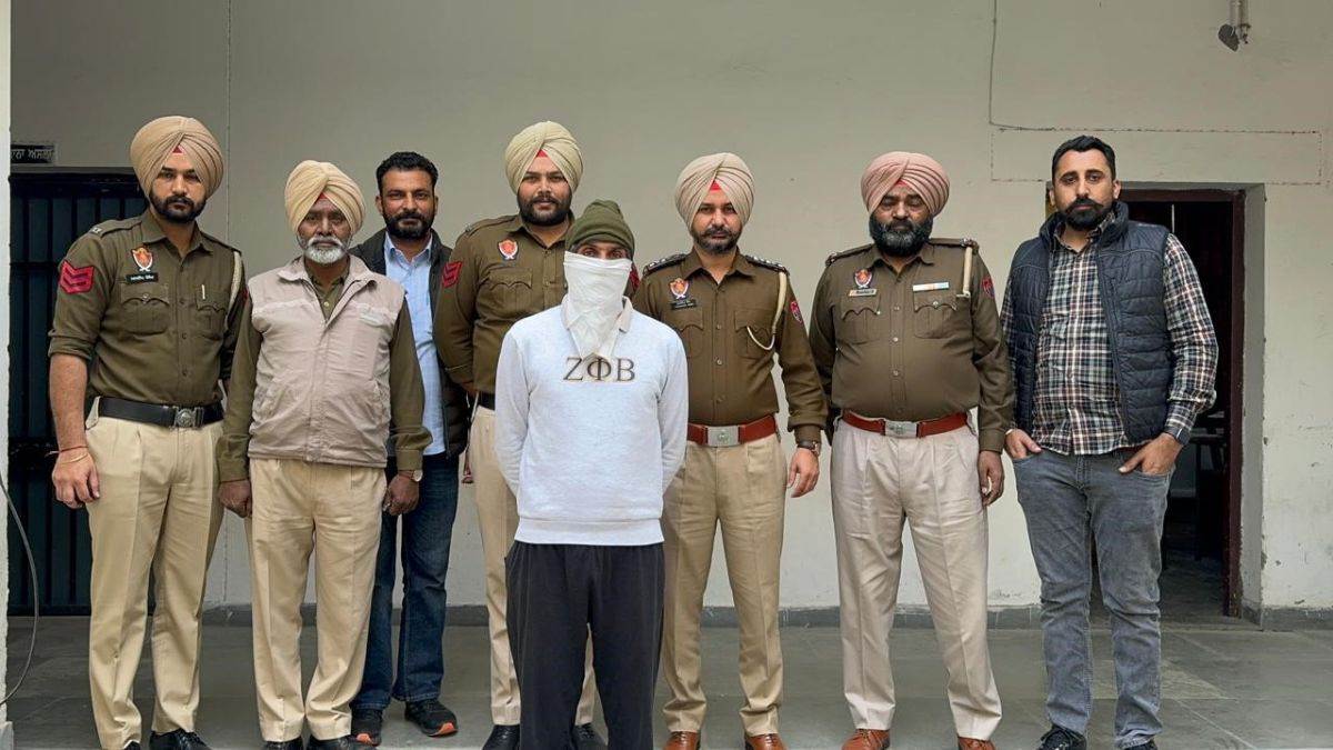 bathinda a new twist in the loot of gold worth rs 2 point 25 crore two policemen from fazilka were also included among the robbers one arrested