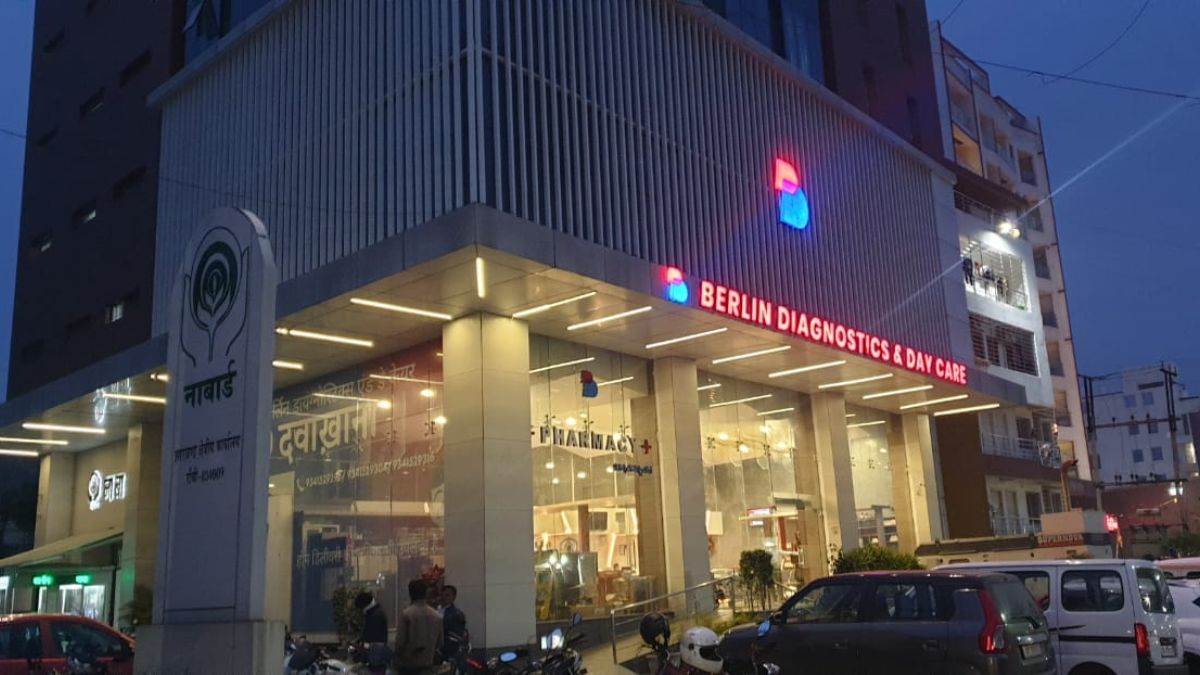 Land Scam: रांची के बर्लिन अस्पताल में ED का सर्वे, दस्तावेज खंगालने में जुटी टीम; मिला अहम सुराग - ED raids in Berlin Hospital on Bariatu Road in Ranchi officers examining documents