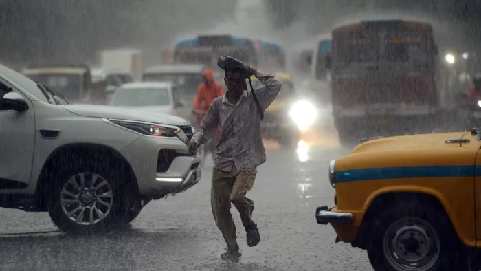 Cyclone Michaung में अपनी कार को सुरक्षित रखने के लिए ये स्टेप फॉलो करें।