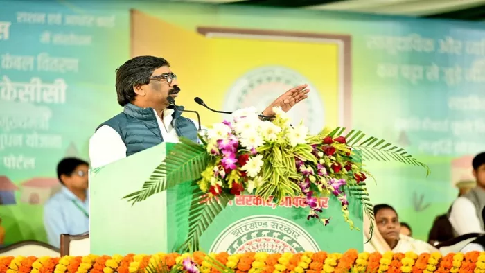 गिरिडीह में सभा को संबोधित करते हुए मुख्यमंत्री हेमंत सोरेन।