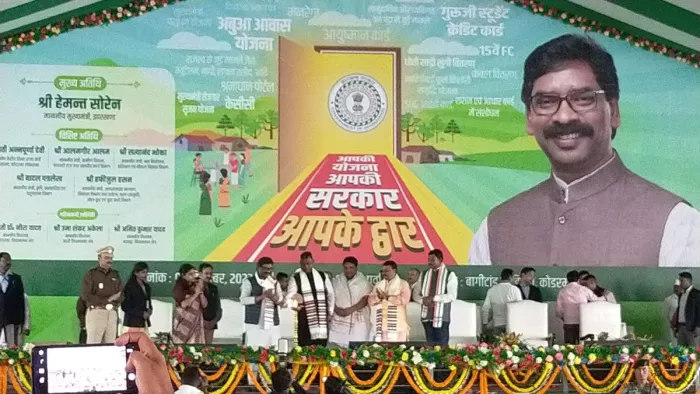 कोडरमा में सभा को संबोधित करते मुख्यमंत्री हेमंत सोरेन।