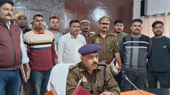 असलपुर में हुई हत्या में शामिल अभियुक्तों की गिरफ्तारी के बाबत जानकारी देते एएसपी महेश सिंह अत्री।- जागरण