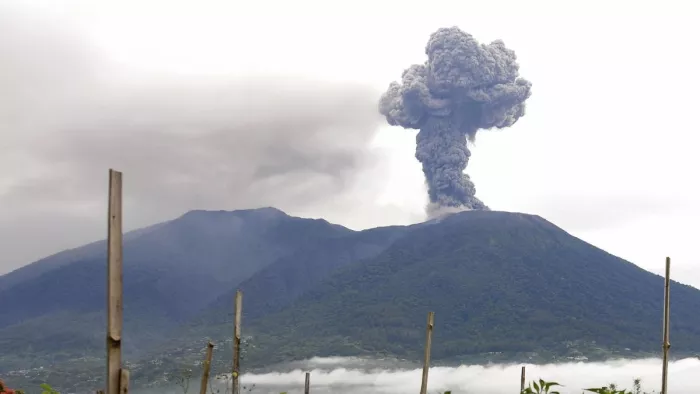 Indonesia Volcano इंडोनेशिया में ज्वालामुखी विस्फोट से मरने वालों की संख्या बढ़ी।