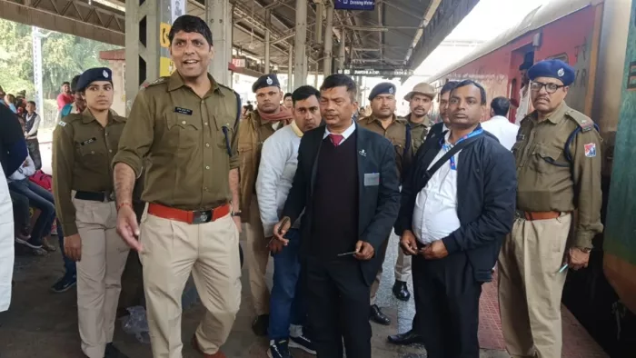 अधिकारियों की चेकिंग से मचा हड़कंप (जागरण)