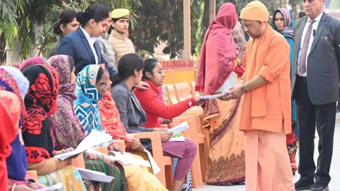 गोरखनाथ मंदिर में जनता दर्शन में आये हुए लोगों की समस्याओं को सुनते मुख्यमंत्री योगी आदित्यनाथ। सौ, गोरखनाथ मंदिर