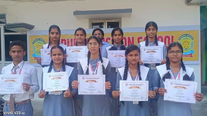 प्रमाणपत्र मिलने पर प्रसन्न खड़े गुरुकुल मिशन स्कूल के विद्यार्थी। जागरण