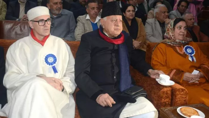 मुख्यमंत्री उमर अब्दुल्ला और नेशनल कॉन्फ्रेंस के अध्यक्ष फारूक अब्दुल्ला (जागरण फोटो)