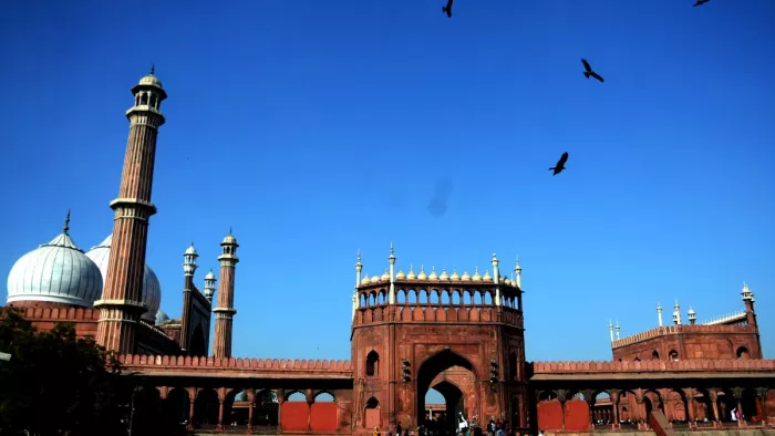 जामा मस्जिद के ऊपर कुछ इस तरह नीला आसमान नजर आया। फोटो- हरीश कुमार