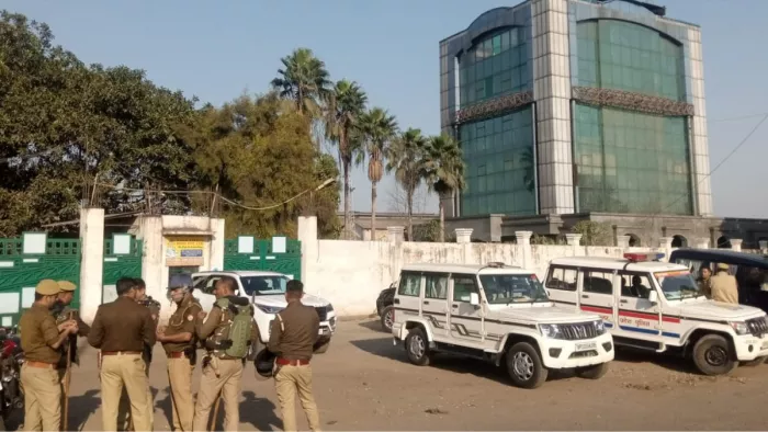 मुजफ्फरनगर में पूर्व सांसद कादिर राना की फैक्ट्री में पथराव से जीएसटी अधिकारी की कार का टूटा फ्रंट शीशा।
