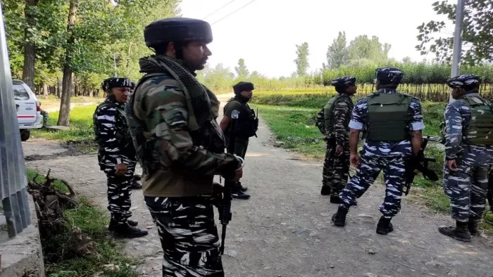 संदिग्ध गतिविधि के बाद जवानों ने चलाया तलाशी अभियान।
