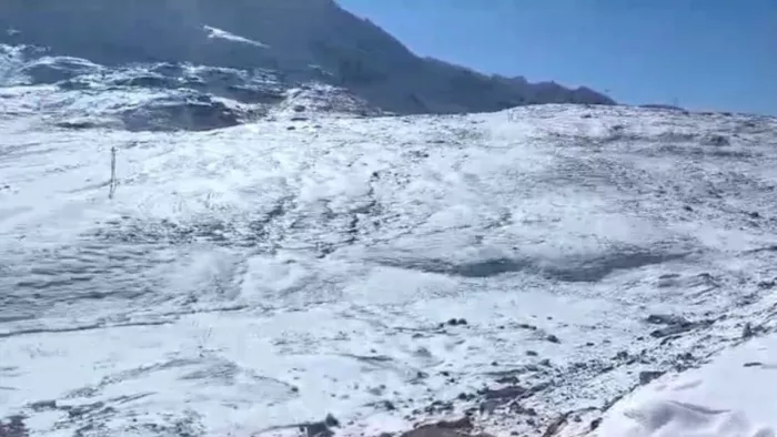 लाहुल के पर्यटन स्थल जिंगजिंगबार में बिछी बर्फ की परत l