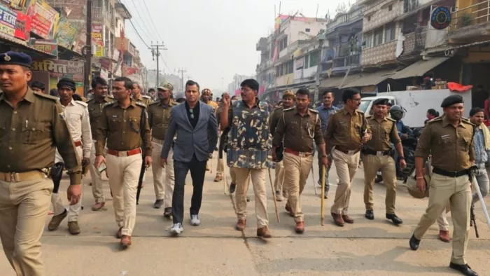 घटना पर शहर में फ्लैग मार्च करते प्रशासनिक पदाधिकारी। जागरण