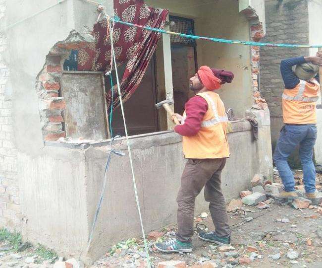 Chandigarh Housing Board ने धनास की सीएचबी कॉलोनी में अवैध निर्माण ढहाए