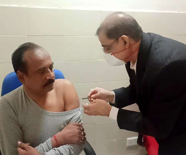 पटना एम्‍स में कोरोना का टीका लगवाते भाजपा विधायक संजीव चौरसिया। जागरण