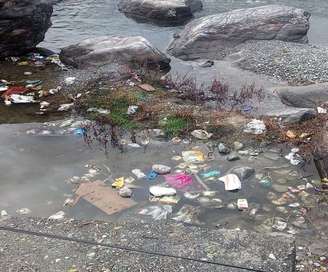 जल प्रदूषण क्या है? - जल प्रदूषण के 2 मुख्य कारण और चित्र » 2023 Shipra river becomes litter dirt is being dumped water is getting polluted