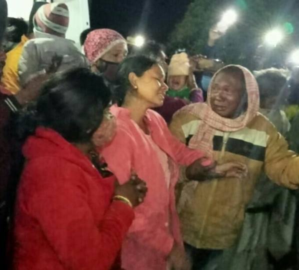 नम आंखों से दी गई शहीदों को अंतिम विदाई Last farewell to the martyrs given with moist eyes