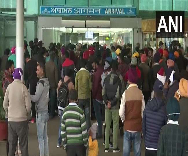Punjab Coronavirus Omicron Update : अमृतसर एयरपोर्ट में उमड़ी लोगों की भीड़। (एएनआई)