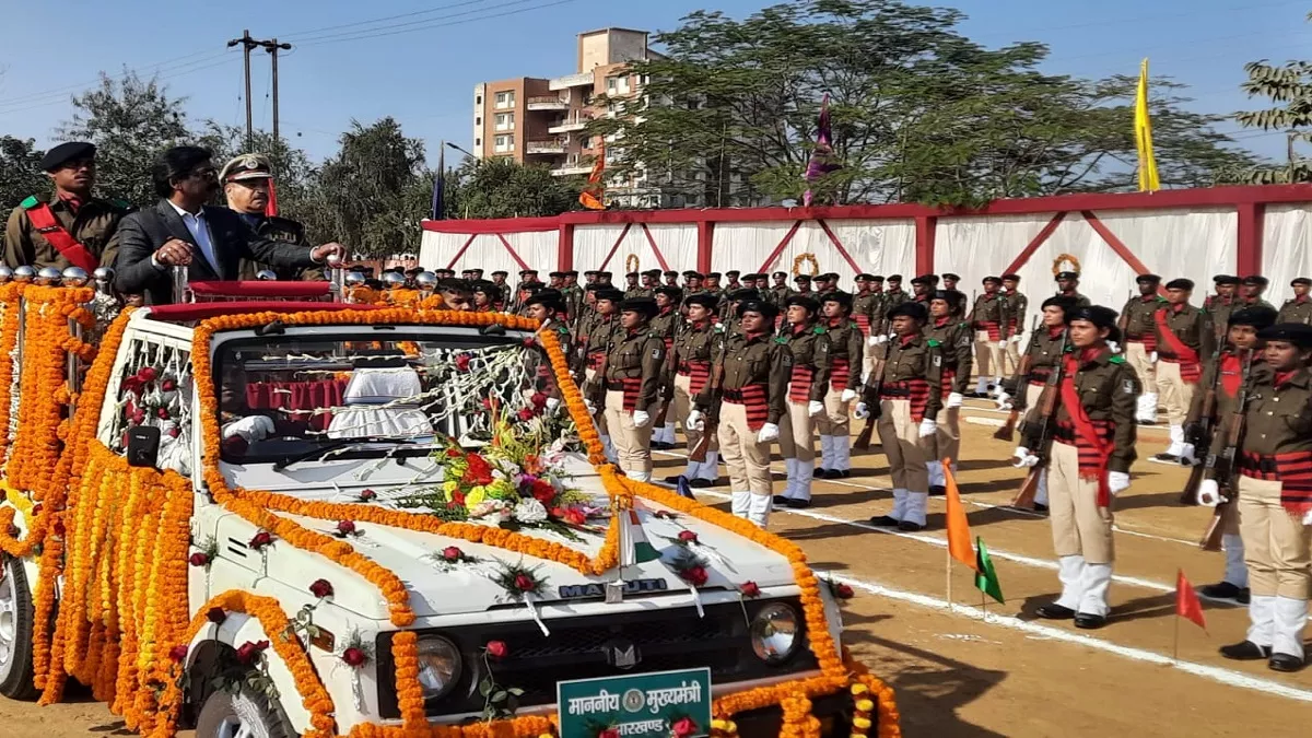बोकारो के जैप 4 मैदान में परेड का निरीक्षण करते मुख्यमंत्री हेमंत सोरेन