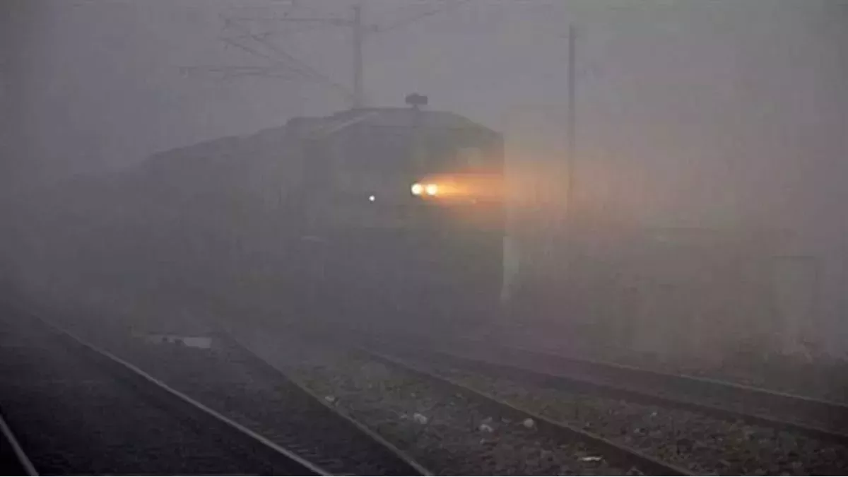 Train Cancelled Today: रेल सेवाओं पर पड़ा कोहरे का असर, राजधानी समेत ये  ट्रेनें हुईं लेट, ये गाड़ियां रद - IRCTC Indian Railway Train Cancelled  Today Full list in Hindi