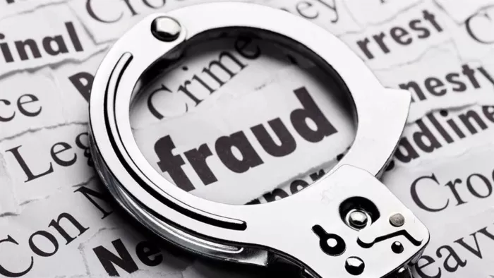 पुलिस दोनों में से किसी को गिरफ्तार करने सफल नहीं हुई है।